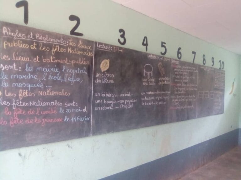 Un tableau noir de classe de MIYA utilisé pour les leçons quotidiennes